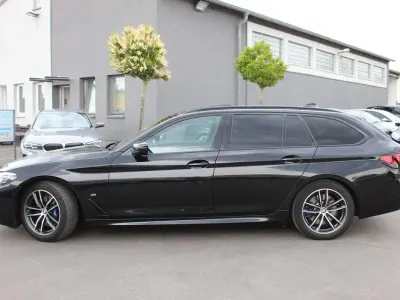Gebraucht BMW 530 M Sport 252 PS (185 kW) 2021 Black sapphire metallic Kombi