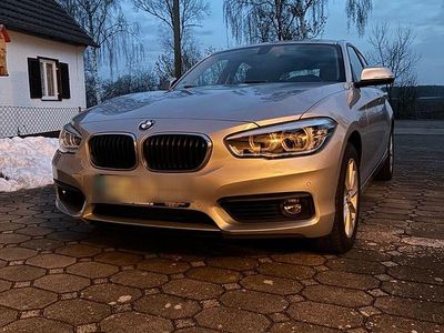 Silber Gebraucht 2019 BMW 118 Advantage Kleinwagen | 16.299 € (Superpreis)