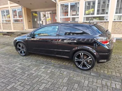 Usata Opel Astra GTC 90 CV (66 kW) 2008 Nero Coupé