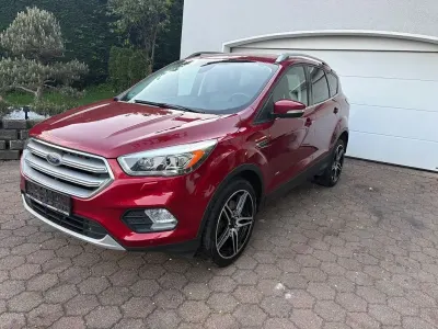 Gebraucht Ford Kuga Titanium 179 PS (131 kW) 2017 Rot SUV