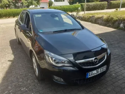 Gebraucht Opel Astra Selection 140 PS (102 kW) 2011 Schwarz Limousine