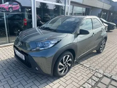 Gebraucht Toyota Aygo X Pulse 72 PS (52 kW) 2023 Cardamon green / night sky bla SUV