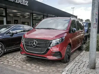 Gebraucht Mercedes V300 Avantgarde 237 PS (174 kW) 2024 Rot Van / Kleinbus