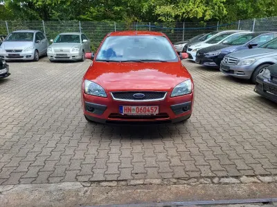 Gebraucht Ford Focus Ghia 101 PS (74 kW) 2006 Rot Limousine