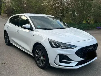 Używany Ford Focus ST-Line 125 KM (91 kW) 2023 Biały Sedan/Limuzyna