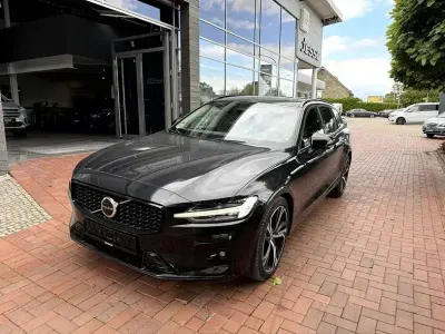 Gebraucht Volvo V60 Plus 197 PS (144 kW) 2023 Onyx black / metallic Kombi