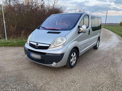 Second-hand Opel Vivaro 143 CP (105 kW) 2007 Argintiu Monovolum