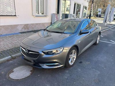 Usado Opel Insignia Innovation 140 HP (102 kW) 2018 Cinzento Sedan