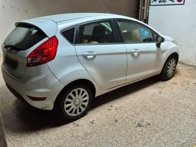 Gebraucht Ford Fiesta 82 PS (60 kW) 2012 Weiß Kleinwagen