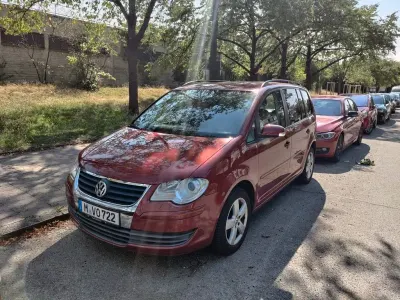 Gebraucht VW Touran Trendline 140 PS (102 kW) 2009 Rot Van / Kleinbus