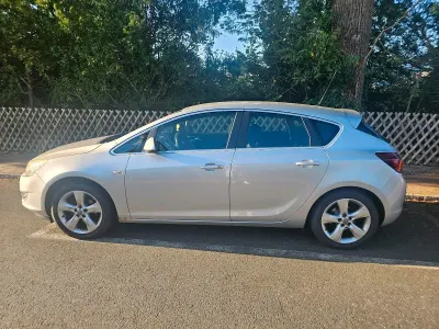 Gebraucht Opel Astra 140 PS (102 kW) 2009 Silber Kleinwagen