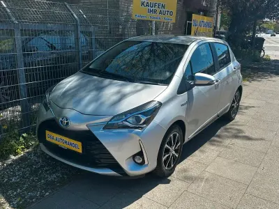 Brugt Toyota Yaris Hybrid Team 73 HK (53 kW) 2018 Sølv Sedan