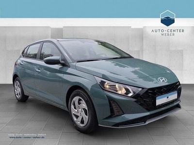 Neu Hyundai i20 Select 101 PS (74 kW) 2025 Mangrove green Kleinwagen