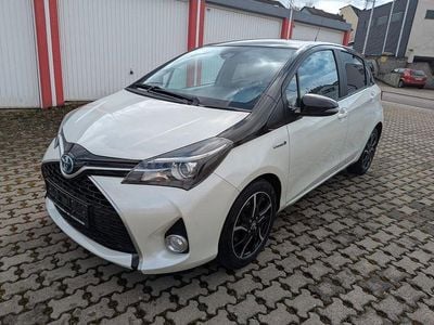 Gebraucht Toyota Yaris Hybrid Style 101 PS (74 kW) 2016 Weiß Limousine