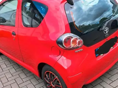 Gebraucht Toyota Aygo 68 PS (50 kW) 2009 Rot Kleinwagen
