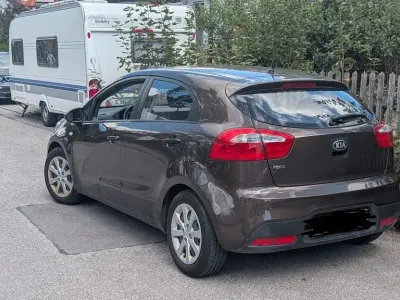 Gebraucht Kia Rio Attract 86 PS (63 kW) 2013 Braun Limousine