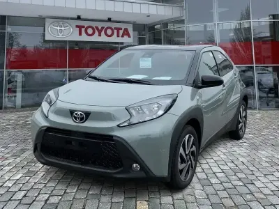 Neu Toyota Aygo X-plore 72 PS (52 kW) 2025 Ginger beige (4u9)/ black mica Kleinwagen