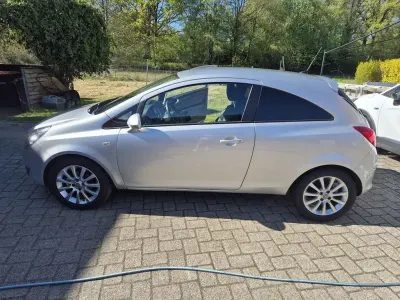 Gebraucht Opel Corsa Sport 80 PS (58 kW) 2009 Silber Kleinwagen
