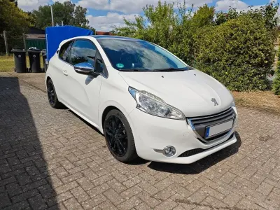 Gebraucht Peugeot 208 Allure 120 PS (88 kW) 2013 Weiß Kleinwagen