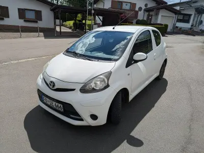 Gebraucht Toyota Aygo 68 PS (50 kW) 2012 Weiß Kleinwagen