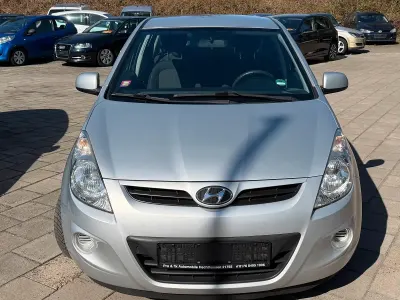 Gebraucht Hyundai i20 Basis 77 PS (56 kW) 2012 Silber Kleinwagen