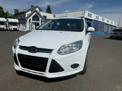 Usado Ford Focus Ambiente 101 CV (74 kW) 2013 Blanco Berlina