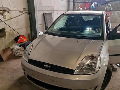 Usata Ford Fiesta 69 CV (50 kW) 2003 Argento Utilitaria