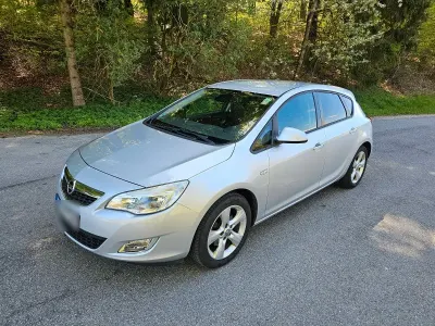 Gebraucht Opel Astra 125 PS (91 kW) 2011 Silber Limousine