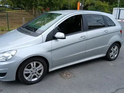 Gebraucht Mercedes B180 109 PS (80 kW) 2011 Silber Kleinwagen