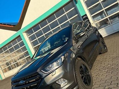 Grau Gebraucht 2017 Ford Kuga ST-Line SUV | 14.990 € (Teuer)