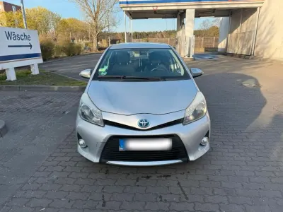 Gebraucht Toyota Yaris Hybrid 101 PS (74 kW) 2012 Silber Kleinwagen