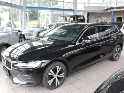 Gebraucht Volvo V60 Momentum 197 PS (144 kW) 2021 Schwarz Kombi