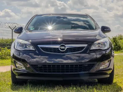 Gebraucht Opel Astra Cosmo 179 PS (131 kW) 2010 Schwarz Limousine