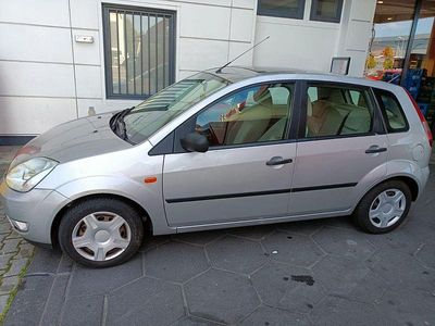Gebraucht Ford Fiesta Ghia 69 PS (50 kW) 2005 Silber Limousine
