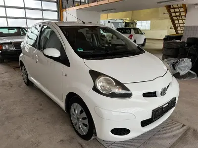Gebraucht Toyota Aygo 68 PS (50 kW) 2012 Weiß Kleinwagen