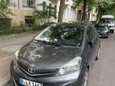 Gebraucht Toyota Yaris 69 PS (50 kW) 2012 Grau Kleinwagen