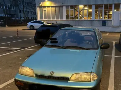 Usata Suzuki Swift 53 CV (38 kW) 1995 Blu Berlina