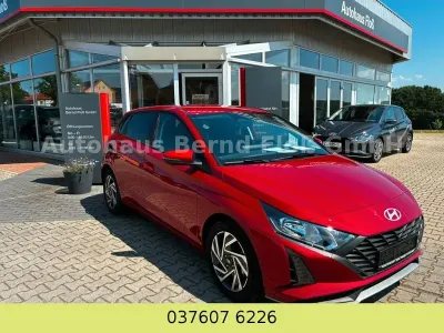 Neu Hyundai i20 79 PS (58 kW) 2025 Rot Kleinwagen