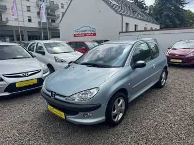 Gebraucht Peugeot 206 Tendance 109 PS (80 kW) 2003 Farbe islandgrau/metallic Kleinwagen