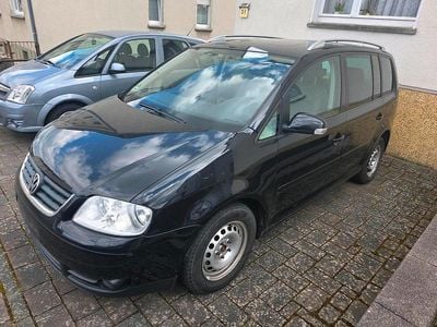Second-hand VW Touran 140 CP (102 kW) 2005 Negru Monovolum