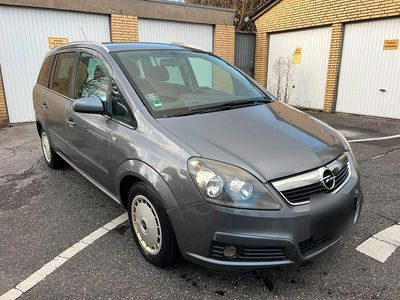 Grau Gebraucht 2007 Opel Zafira Van / Kleinbus | 1.500 €