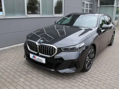 Gebraucht BMW 520 M Sport 197 PS (144 kW) 2024 Sophistograu brillanteffekt me Kombi