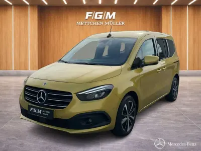 Gebraucht Mercedes T180 Progressive 116 PS (85 kW) 2022 Gelb Van / Kleinbus