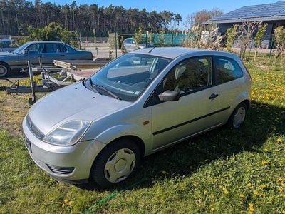 Usado Ford Fiesta 60 HP (44 kW) 2005 Prateado Citadino