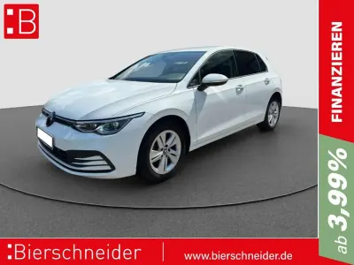 Używany VW Golf VIII Life 131 KM (96 kW) 2023 Biały Sedan/Limuzyna