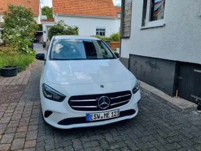 Używany Mercedes B180 116 KM (85 kW) 2019 Biały Minivan