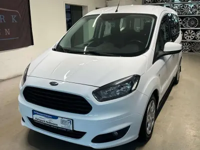 Gebraucht Ford Tourneo Courier Titanium 95 PS (69 kW) 2017 Frostweiß Van / Kleinbus