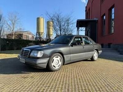 Usata Mercedes E200 136 CV (100 kW) 1994 Nero Berlina