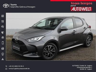 Grau Gebraucht 2024 Toyota Yaris Hybrid Team Limousine | 22.390 € (Fairer Preis)
