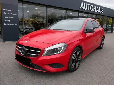 Gebraucht Mercedes A180 Urban 122 PS (89 kW) 2015 Rot Limousine